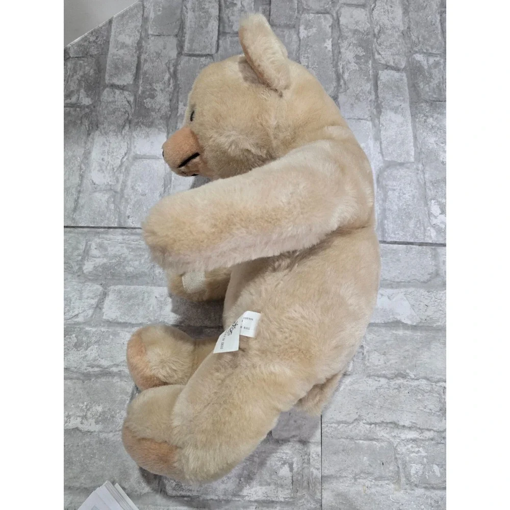 Daekor embrace charm